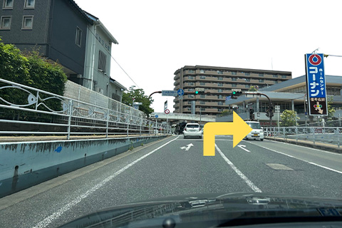 交差点(近鉄高田駅中)を右折