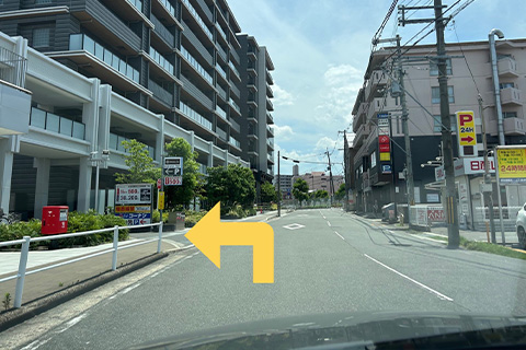 左手に「トナリエ大和高田店」の駐車場入り口がございます