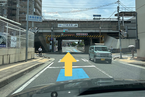 近鉄大和高田駅の高架下を進む
