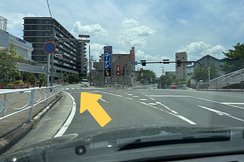 交差点(近鉄高田駅中)を斜め左方向へ進む