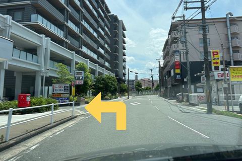 左手に「トナリエ大和高田店」の駐車場入り口がございます