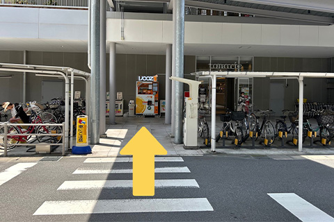 立体駐車場1階から店内に入る