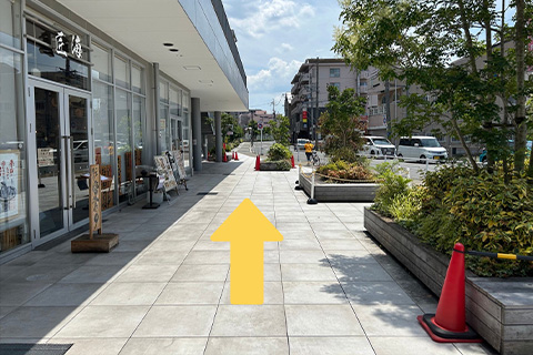 居酒屋(匠海)を左に曲がっていただき、まっすぐ進んでいただくと右手に当院がございます