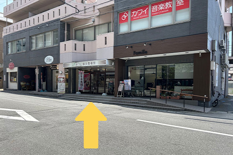 居酒屋(匠海)を左に曲がっていただき、まっすぐ進んでいただくと右手に当院がございます