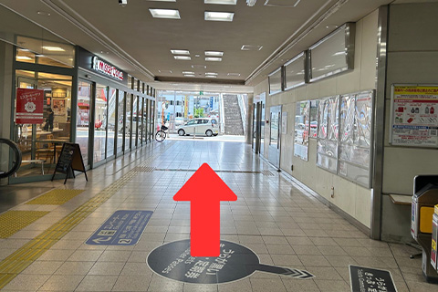 1階改札口を出ていただきミスタードーナツ前を直進