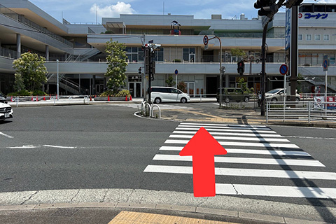 トナリエ大和高田店前の横断歩道を渡る