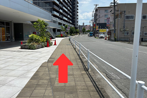 横断歩道を渡ったら右に曲がる、直進すると右手に当院がございます