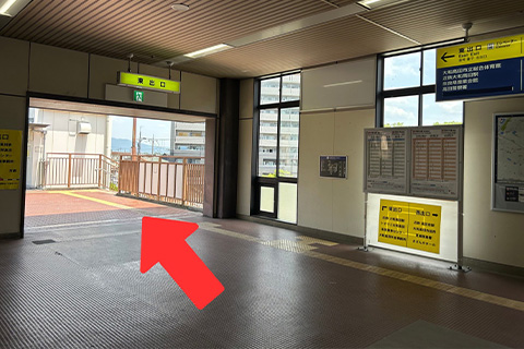 東出口を出て階段を降りる